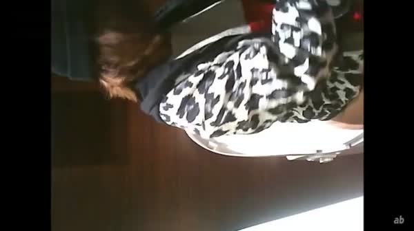 美女如云的餐厅高级坐厕偷拍第28季牛仔裤妹子的蕾丝内裤真性感